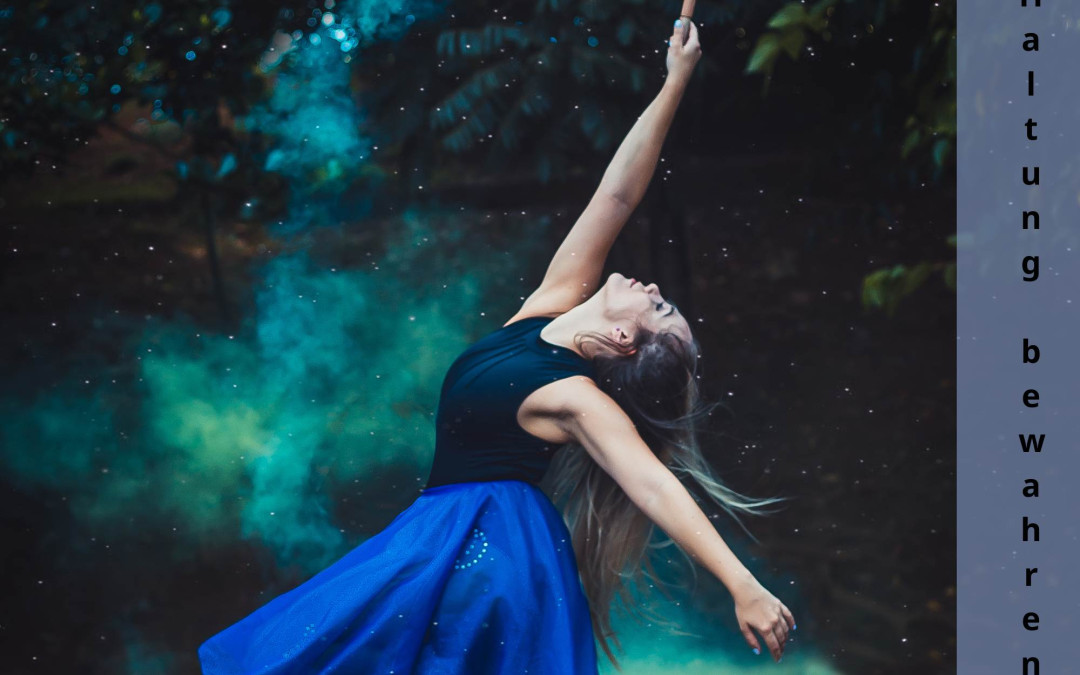 Eine Tänzerin in einem blauen Kleid schwenkt ein grünes Rauchfeuer