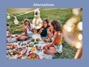 Mehrere Menschen genießen ein Picknick zusammen